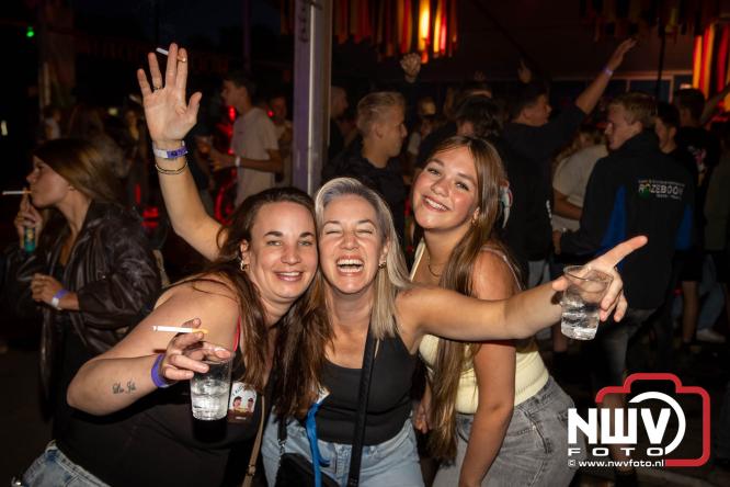Big Pop Oosterwolde (gld) trapt festivalweekend af met een avond vol meezingers, rock en gezelligheid - &copy; NWVFoto.nl