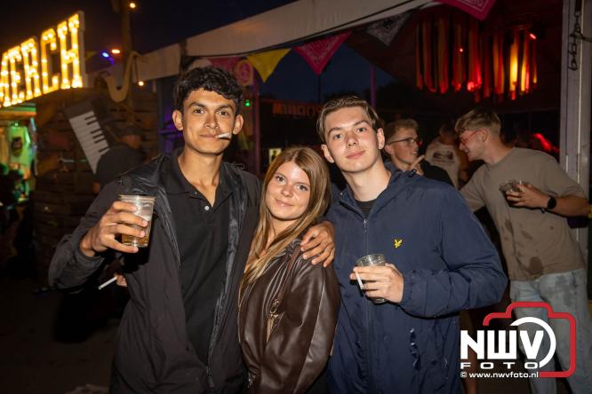 Big Pop Oosterwolde (gld) trapt festivalweekend af met een avond vol meezingers, rock en gezelligheid - &copy; NWVFoto.nl