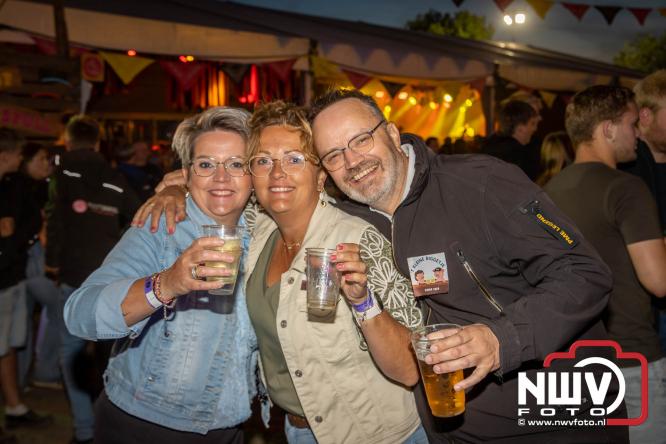 Big Pop Oosterwolde (gld) trapt festivalweekend af met een avond vol meezingers, rock en gezelligheid - &copy; NWVFoto.nl