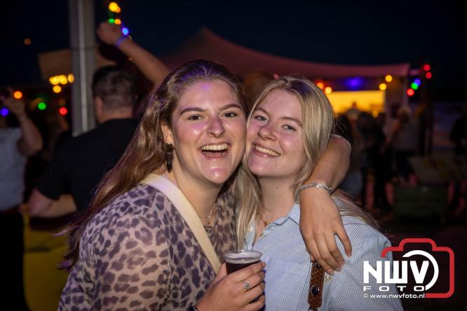 Big Pop Oosterwolde (gld) trapt festivalweekend af met een avond vol meezingers, rock en gezelligheid - &copy; NWVFoto.nl