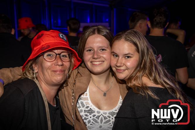 Big Pop Oosterwolde (gld) trapt festivalweekend af met een avond vol meezingers, rock en gezelligheid - &copy; NWVFoto.nl