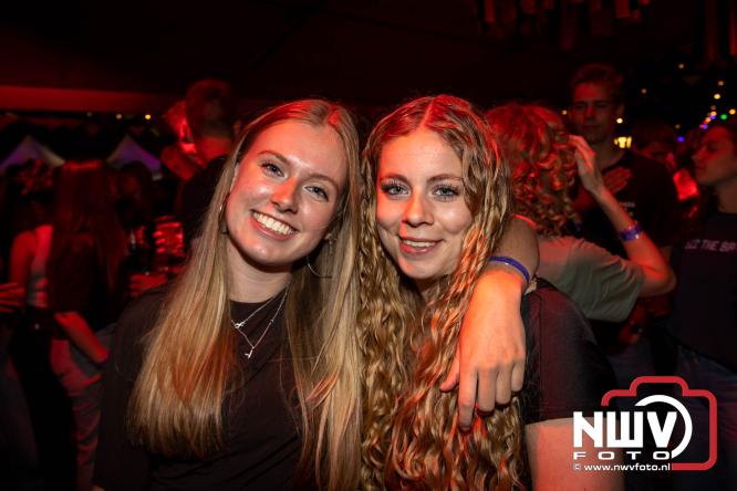 Big Pop Oosterwolde (gld) trapt festivalweekend af met een avond vol meezingers, rock en gezelligheid - &copy; NWVFoto.nl