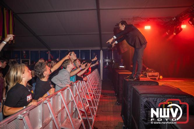 Big Pop Oosterwolde (gld) trapt festivalweekend af met een avond vol meezingers, rock en gezelligheid - &copy; NWVFoto.nl