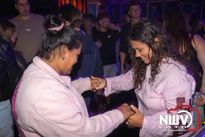 Big Pop Oosterwolde (gld) trapt festivalweekend af met een avond vol meezingers, rock en gezelligheid - &copy; NWVFoto.nl