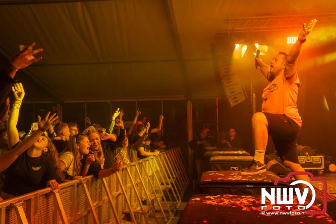 Big Pop Oosterwolde (gld) trapt festivalweekend af met een avond vol meezingers, rock en gezelligheid - &copy; NWVFoto.nl