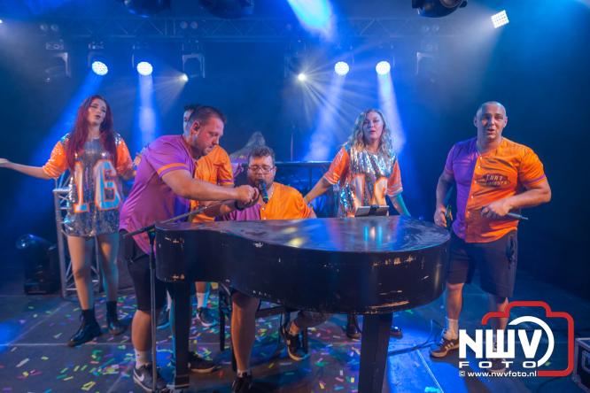 Big Pop Oosterwolde (gld) trapt festivalweekend af met een avond vol meezingers, rock en gezelligheid - &copy; NWVFoto.nl