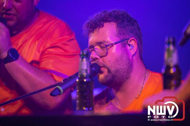 Big Pop Oosterwolde (gld) trapt festivalweekend af met een avond vol meezingers, rock en gezelligheid - &copy; NWVFoto.nl