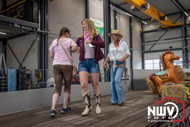 Geslaagde TruckRun Noordwest Veluwe met 111 vrachtwagens door Oldebroek en Elburg. - &copy; NWVFoto.nl