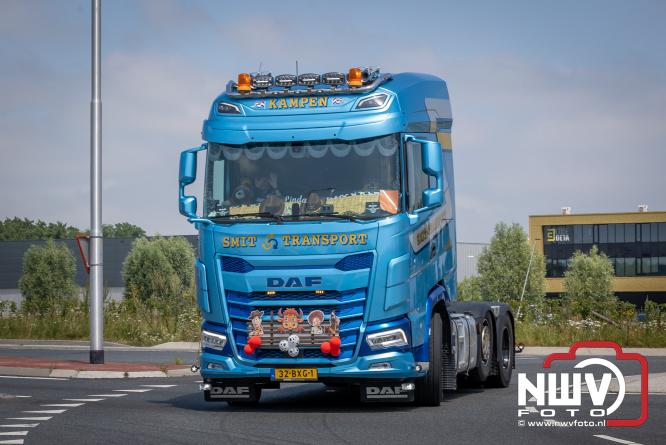 Geslaagde TruckRun Noordwest Veluwe met 111 vrachtwagens door Oldebroek en Elburg. - &copy; NWVFoto.nl