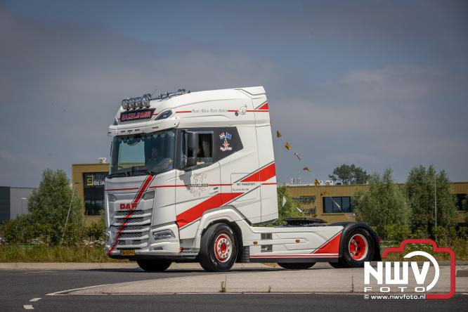 Geslaagde TruckRun Noordwest Veluwe met 111 vrachtwagens door Oldebroek en Elburg. - &copy; NWVFoto.nl