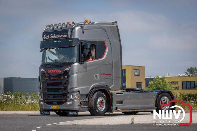 Geslaagde TruckRun Noordwest Veluwe met 111 vrachtwagens door Oldebroek en Elburg. - &copy; NWVFoto.nl