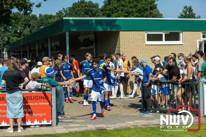 Jeugd de grote winnaar: handtekeningenregen na oefenduel PEC Zwolle – Al Jazira - &copy; NWVFoto.nl