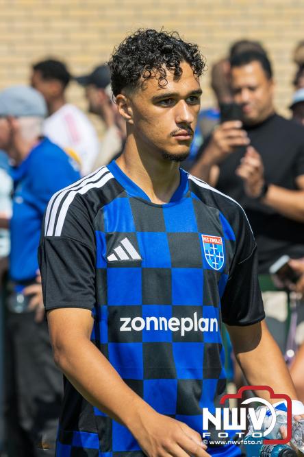 Jeugd de grote winnaar: handtekeningenregen na oefenduel PEC Zwolle – Al Jazira - &copy; NWVFoto.nl