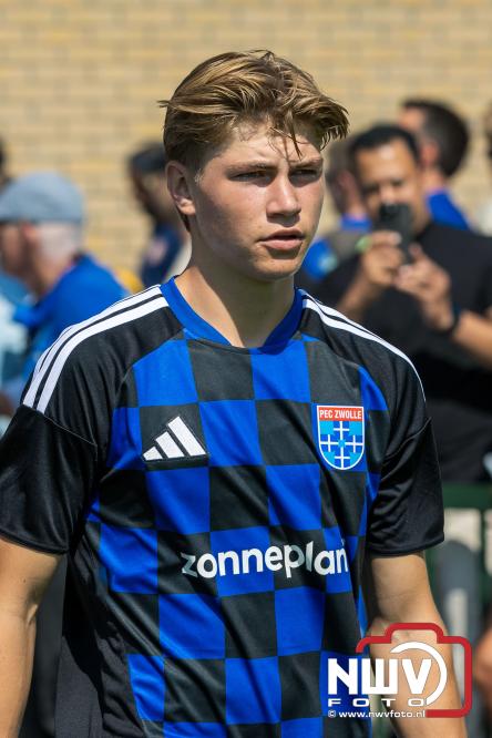 Jeugd de grote winnaar: handtekeningenregen na oefenduel PEC Zwolle – Al Jazira - &copy; NWVFoto.nl