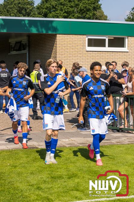 Jeugd de grote winnaar: handtekeningenregen na oefenduel PEC Zwolle – Al Jazira - &copy; NWVFoto.nl