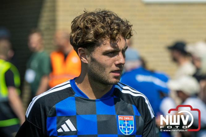 Jeugd de grote winnaar: handtekeningenregen na oefenduel PEC Zwolle – Al Jazira - &copy; NWVFoto.nl