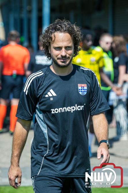 Jeugd de grote winnaar: handtekeningenregen na oefenduel PEC Zwolle – Al Jazira - &copy; NWVFoto.nl