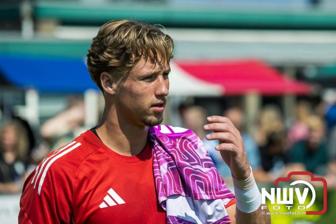 Jeugd de grote winnaar: handtekeningenregen na oefenduel PEC Zwolle – Al Jazira - &copy; NWVFoto.nl