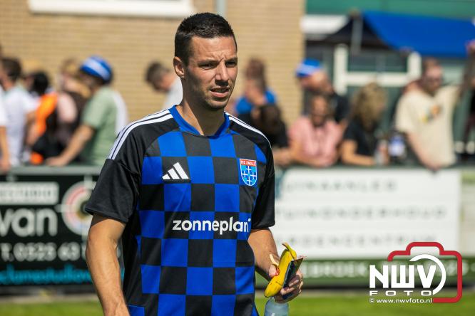 Jeugd de grote winnaar: handtekeningenregen na oefenduel PEC Zwolle – Al Jazira - &copy; NWVFoto.nl