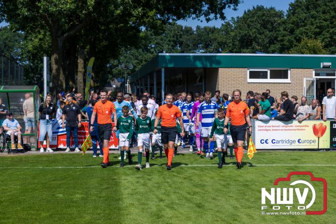 Jeugd de grote winnaar: handtekeningenregen na oefenduel PEC Zwolle – Al Jazira - &copy; NWVFoto.nl