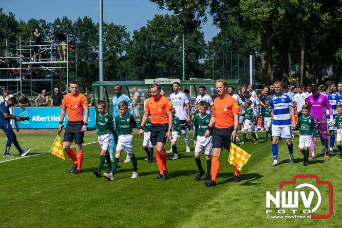 Jeugd de grote winnaar: handtekeningenregen na oefenduel PEC Zwolle – Al Jazira - &copy; NWVFoto.nl