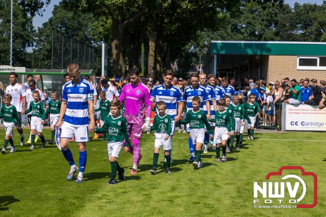 Jeugd de grote winnaar: handtekeningenregen na oefenduel PEC Zwolle – Al Jazira - &copy; NWVFoto.nl