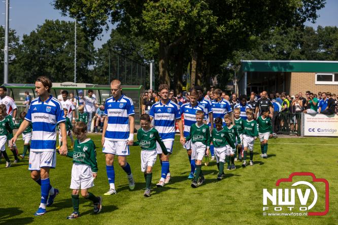 Jeugd de grote winnaar: handtekeningenregen na oefenduel PEC Zwolle – Al Jazira - &copy; NWVFoto.nl
