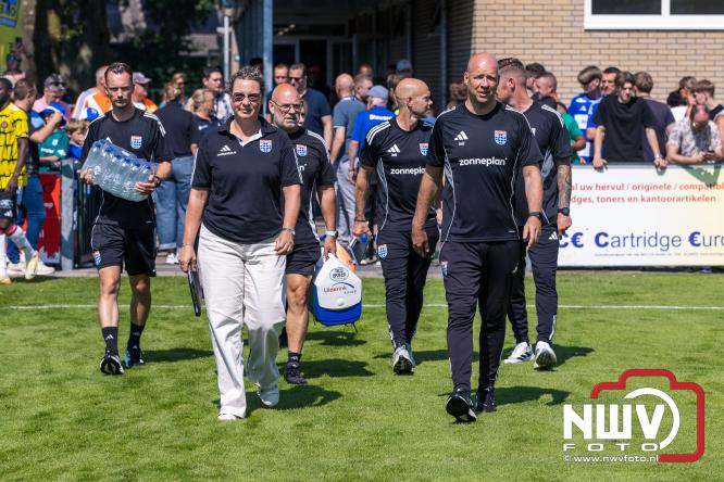 Jeugd de grote winnaar: handtekeningenregen na oefenduel PEC Zwolle – Al Jazira - &copy; NWVFoto.nl