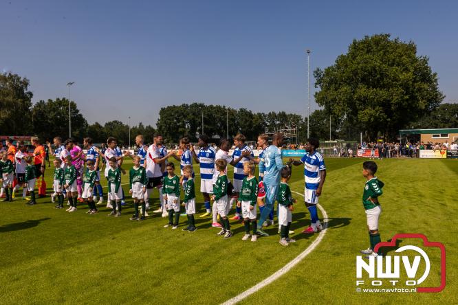 Jeugd de grote winnaar: handtekeningenregen na oefenduel PEC Zwolle – Al Jazira - &copy; NWVFoto.nl
