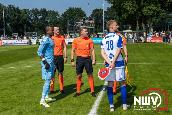 Jeugd de grote winnaar: handtekeningenregen na oefenduel PEC Zwolle – Al Jazira - &copy; NWVFoto.nl