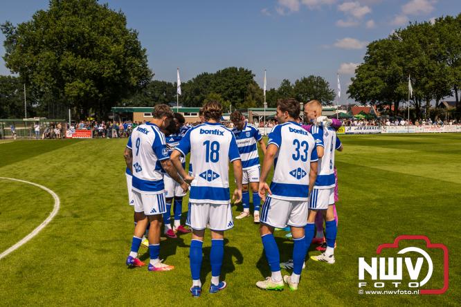Jeugd de grote winnaar: handtekeningenregen na oefenduel PEC Zwolle – Al Jazira - &copy; NWVFoto.nl
