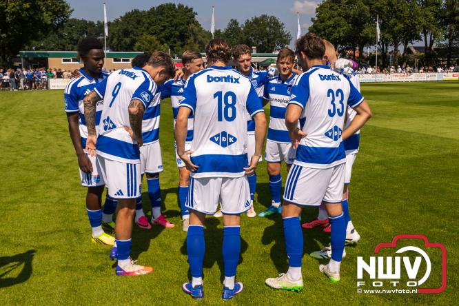 Jeugd de grote winnaar: handtekeningenregen na oefenduel PEC Zwolle – Al Jazira - &copy; NWVFoto.nl