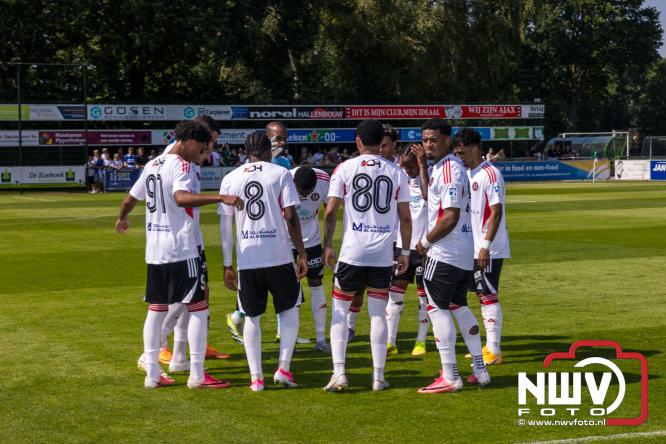 Jeugd de grote winnaar: handtekeningenregen na oefenduel PEC Zwolle – Al Jazira - &copy; NWVFoto.nl