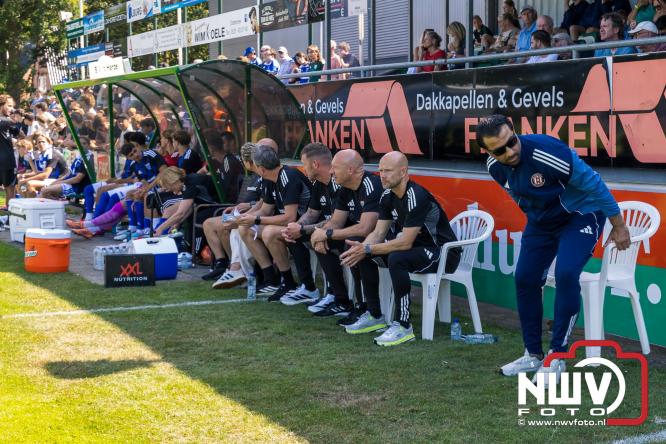 Jeugd de grote winnaar: handtekeningenregen na oefenduel PEC Zwolle – Al Jazira - &copy; NWVFoto.nl