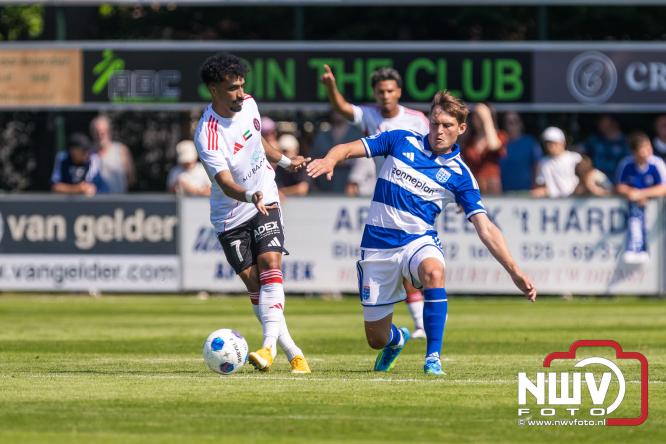 Jeugd de grote winnaar: handtekeningenregen na oefenduel PEC Zwolle – Al Jazira - &copy; NWVFoto.nl