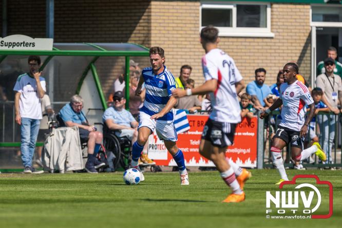Jeugd de grote winnaar: handtekeningenregen na oefenduel PEC Zwolle – Al Jazira - &copy; NWVFoto.nl