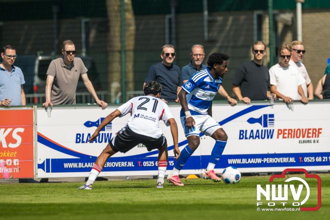 Jeugd de grote winnaar: handtekeningenregen na oefenduel PEC Zwolle – Al Jazira - &copy; NWVFoto.nl