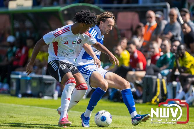 Jeugd de grote winnaar: handtekeningenregen na oefenduel PEC Zwolle – Al Jazira - &copy; NWVFoto.nl