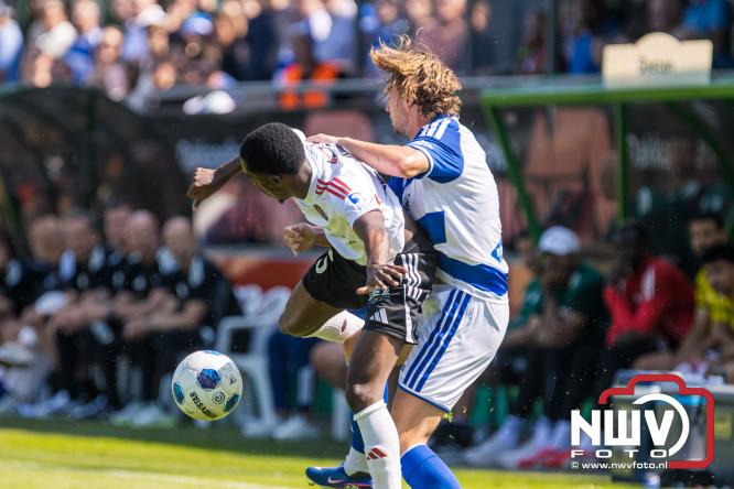 Jeugd de grote winnaar: handtekeningenregen na oefenduel PEC Zwolle – Al Jazira - &copy; NWVFoto.nl