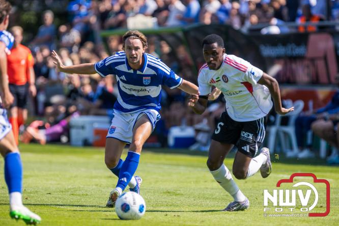 Jeugd de grote winnaar: handtekeningenregen na oefenduel PEC Zwolle – Al Jazira - &copy; NWVFoto.nl