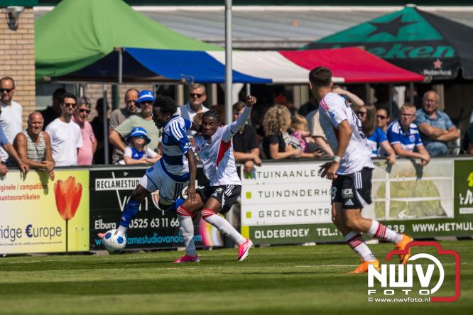 Jeugd de grote winnaar: handtekeningenregen na oefenduel PEC Zwolle – Al Jazira - &copy; NWVFoto.nl