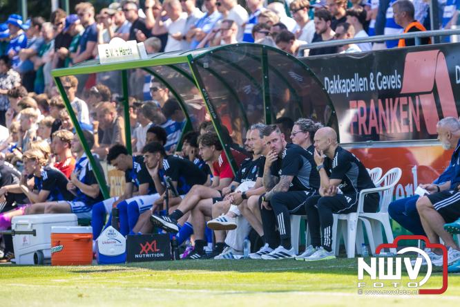 Jeugd de grote winnaar: handtekeningenregen na oefenduel PEC Zwolle – Al Jazira - &copy; NWVFoto.nl
