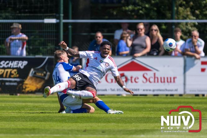 Jeugd de grote winnaar: handtekeningenregen na oefenduel PEC Zwolle – Al Jazira - &copy; NWVFoto.nl