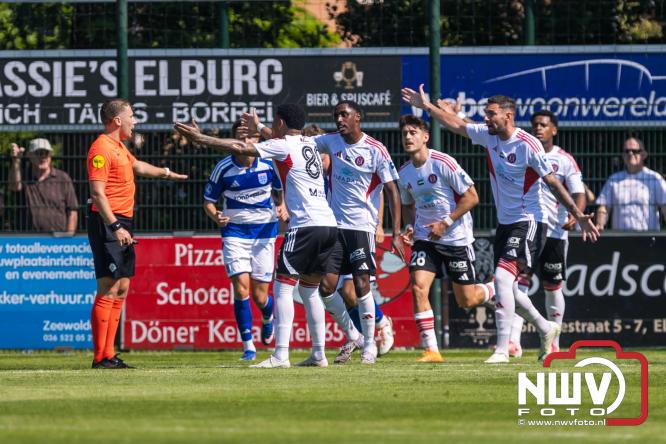 Jeugd de grote winnaar: handtekeningenregen na oefenduel PEC Zwolle – Al Jazira - &copy; NWVFoto.nl