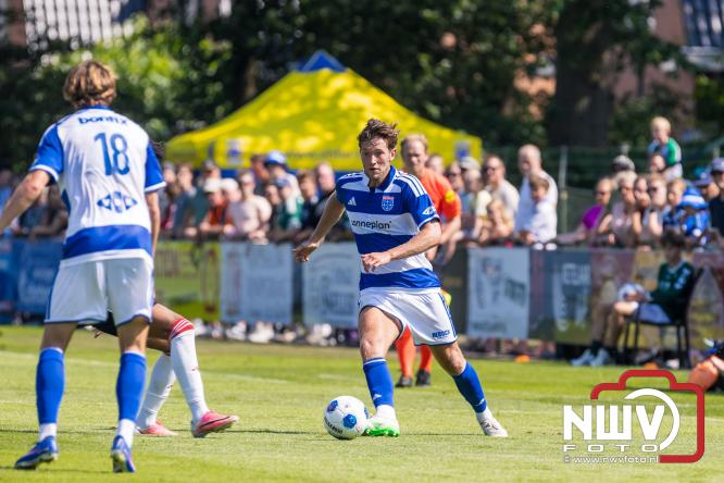 Jeugd de grote winnaar: handtekeningenregen na oefenduel PEC Zwolle – Al Jazira - &copy; NWVFoto.nl