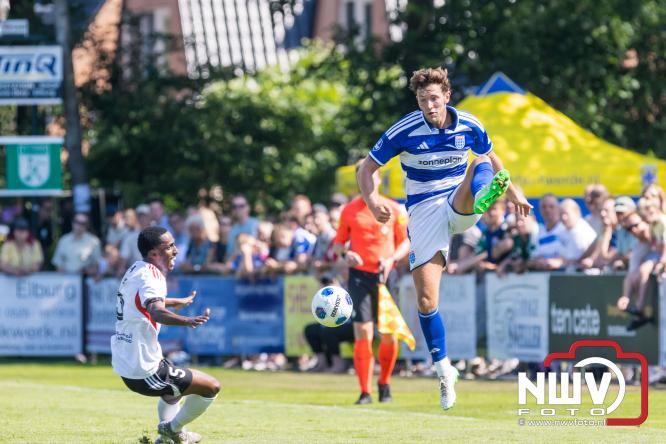 Jeugd de grote winnaar: handtekeningenregen na oefenduel PEC Zwolle – Al Jazira - &copy; NWVFoto.nl
