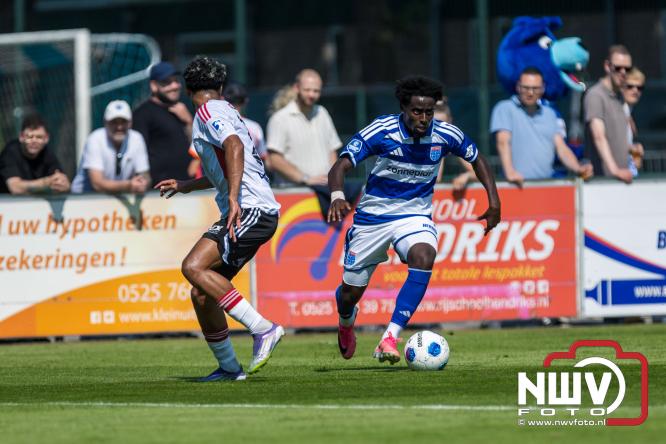 Jeugd de grote winnaar: handtekeningenregen na oefenduel PEC Zwolle – Al Jazira - &copy; NWVFoto.nl