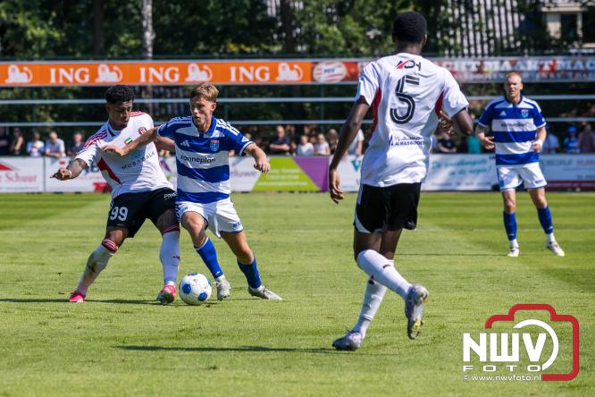 Jeugd de grote winnaar: handtekeningenregen na oefenduel PEC Zwolle – Al Jazira - &copy; NWVFoto.nl