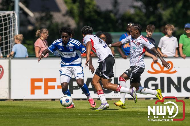 Jeugd de grote winnaar: handtekeningenregen na oefenduel PEC Zwolle – Al Jazira - &copy; NWVFoto.nl