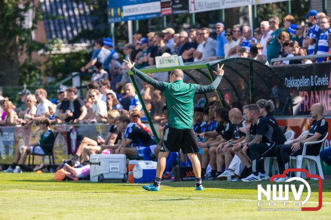 Jeugd de grote winnaar: handtekeningenregen na oefenduel PEC Zwolle – Al Jazira - &copy; NWVFoto.nl